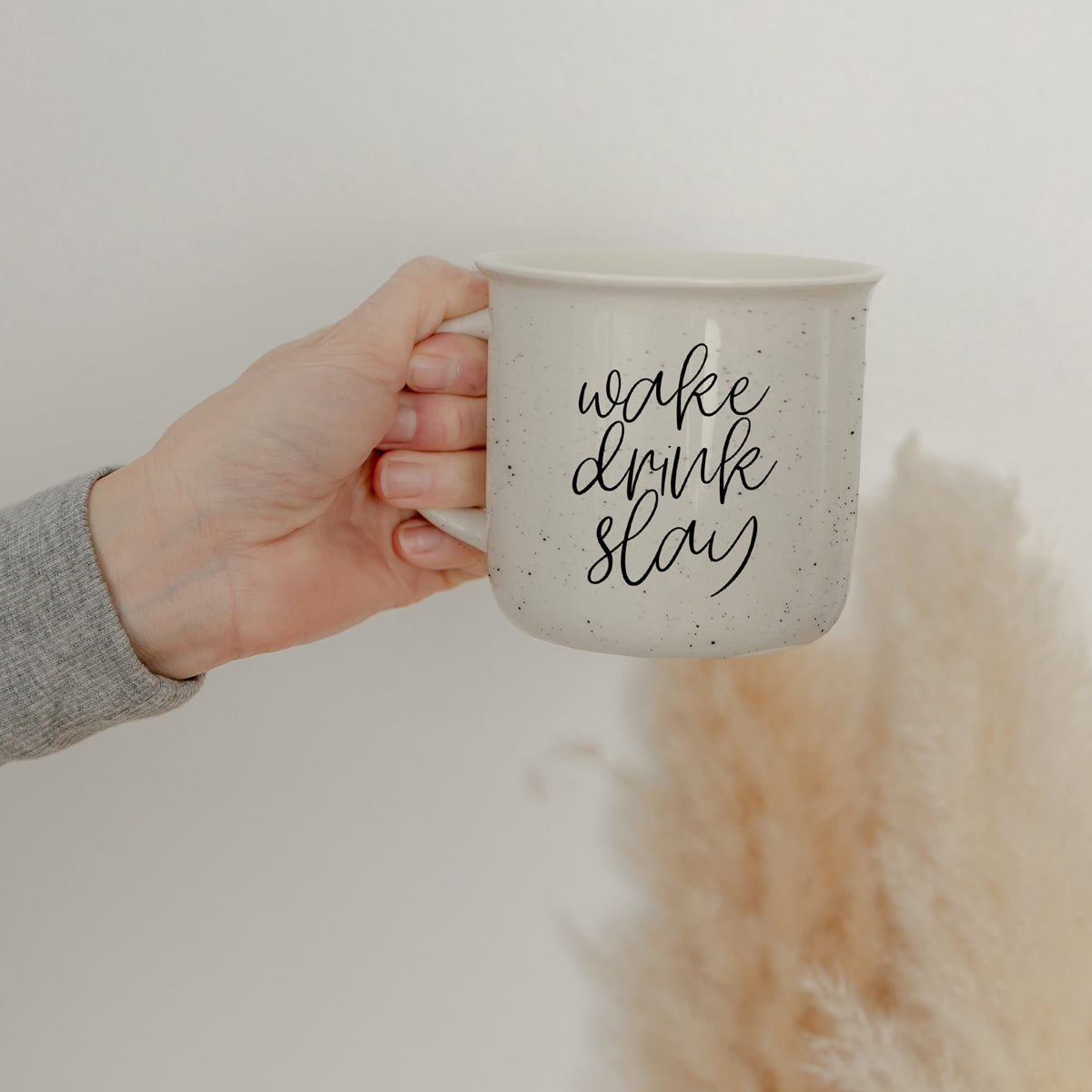 Mug de camping en céramique de 14,5 oz « Wake Drink Slay » à double face, blanc moucheté sésame