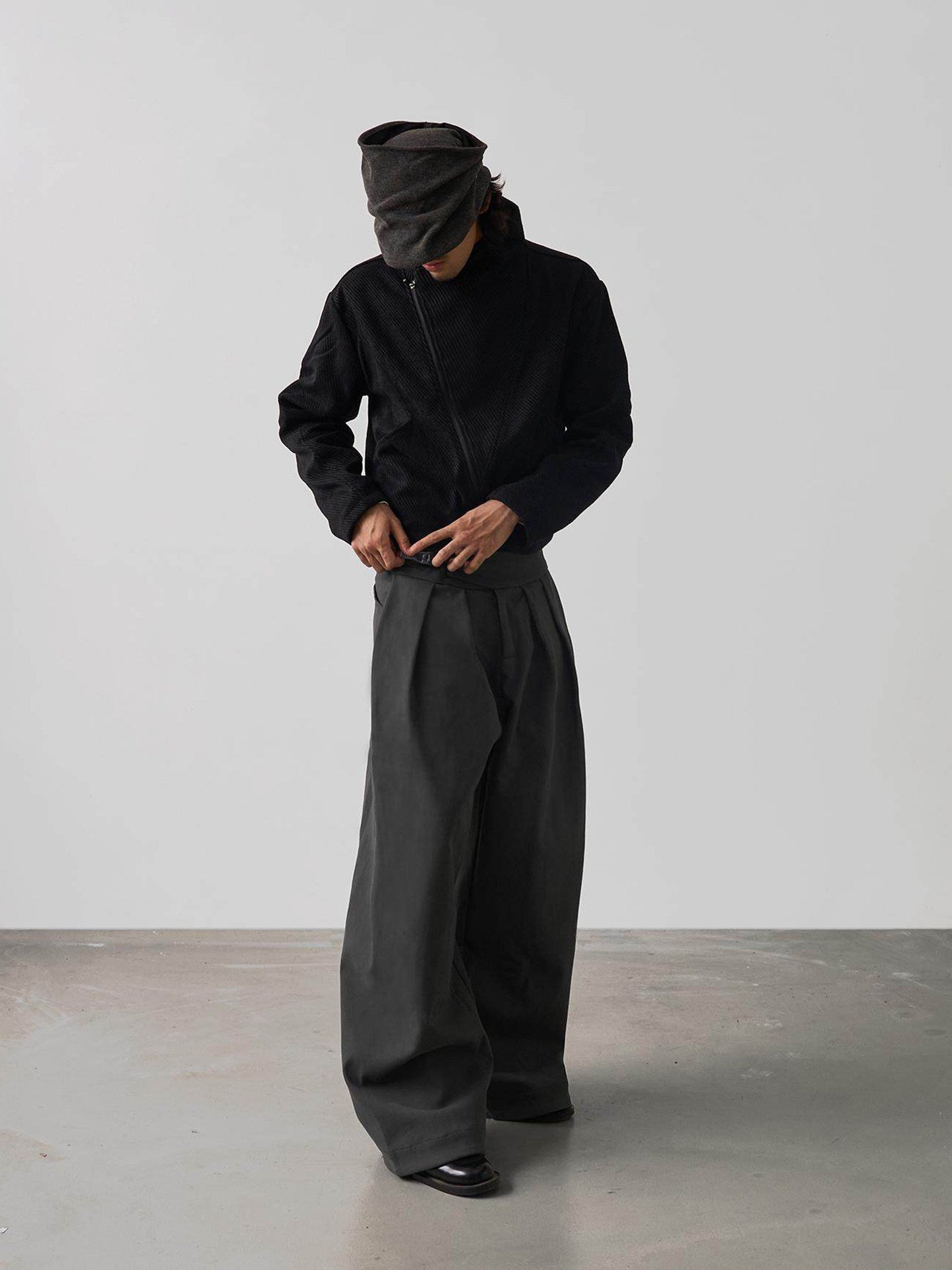 Minimalist-style Mens Tapered Trousers With Double Pleats And A Soft