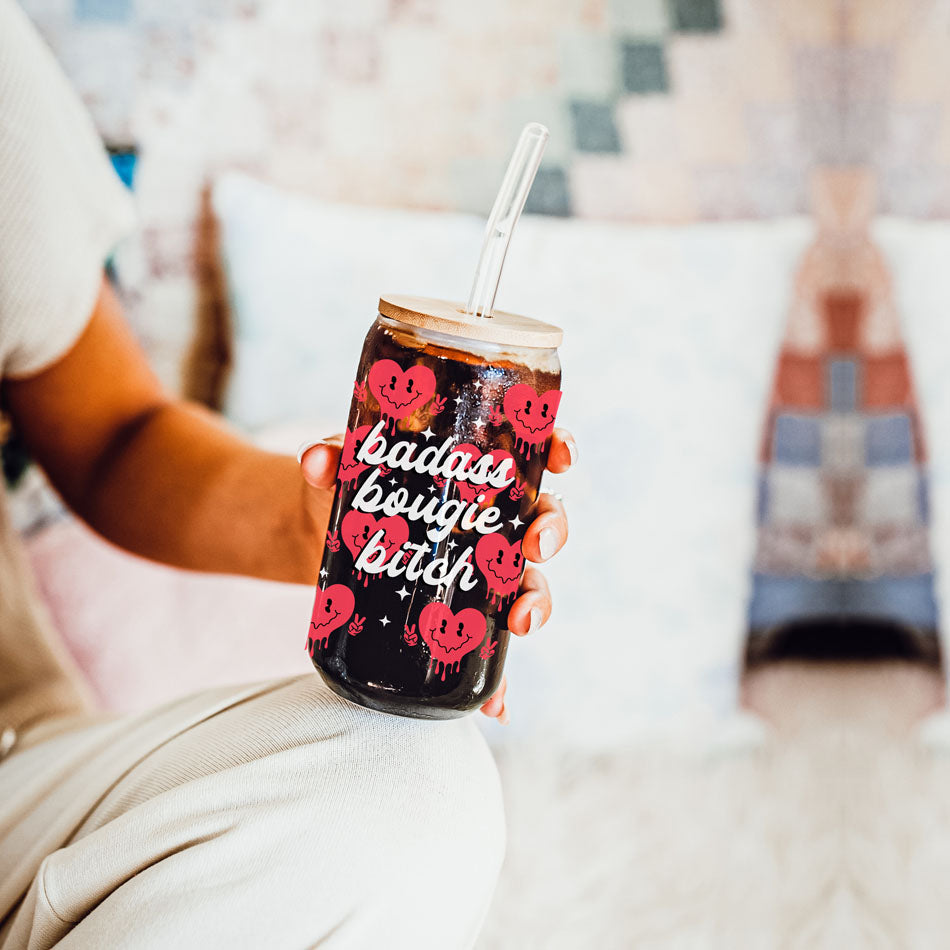 Gobelet en verre "Badass Bougie" 20oz avec couvercle en bambou et motif drôle de cœur souriant