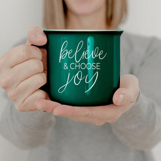 Mug de camping en céramique Believe And Joy 430 ml rouge vert, texte blanc double-face