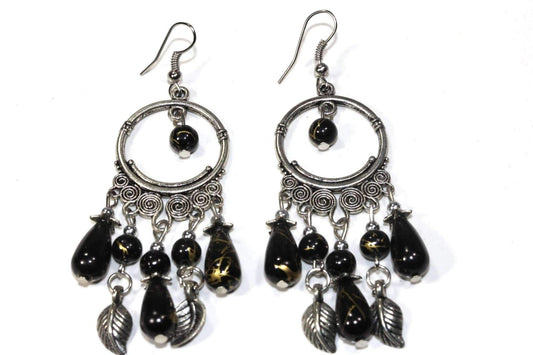 Boucles d'oreilles pendantes perles noires bohème chandelier feuille argentée