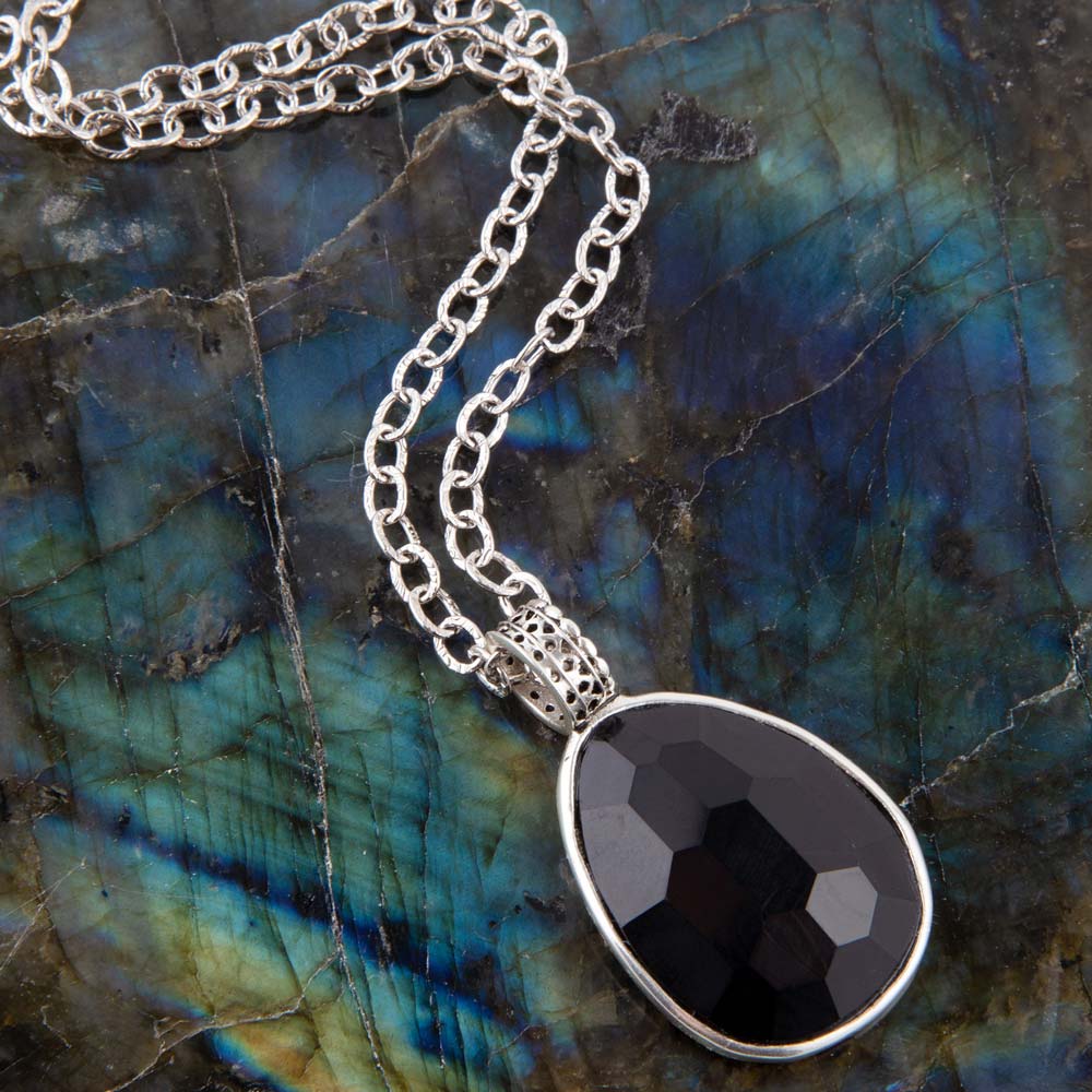 Collier avec pendentif en argent sterling et onyx noir en forme de goutte