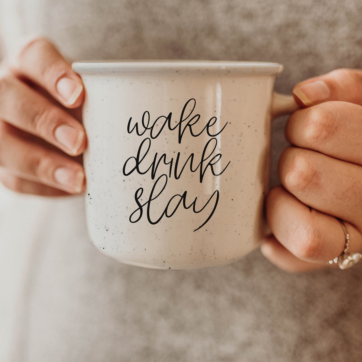 Mug de camping en céramique de 14,5 oz « Wake Drink Slay » à double face, blanc moucheté sésame