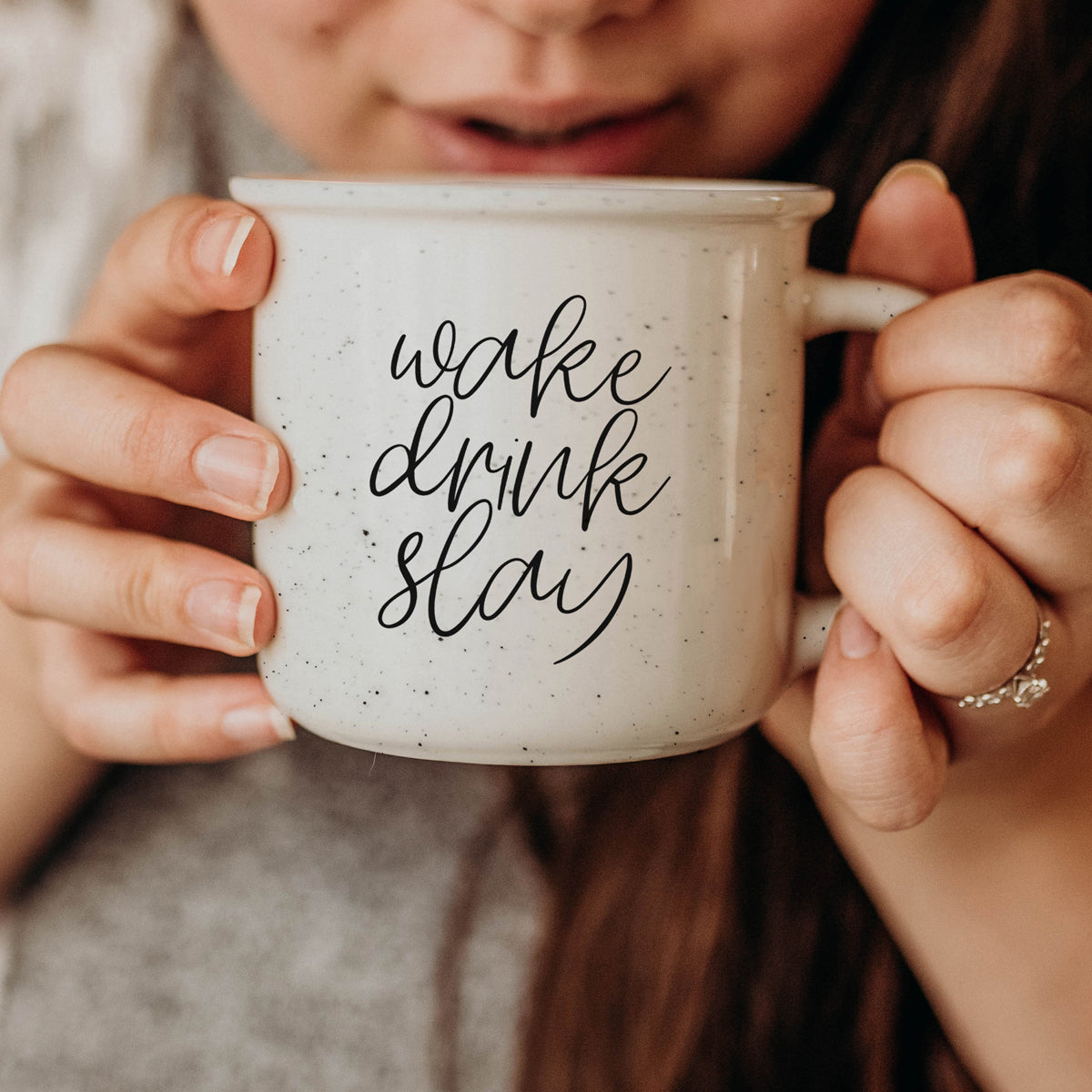 Mug de camping en céramique de 14,5 oz « Wake Drink Slay » à double face, blanc moucheté sésame