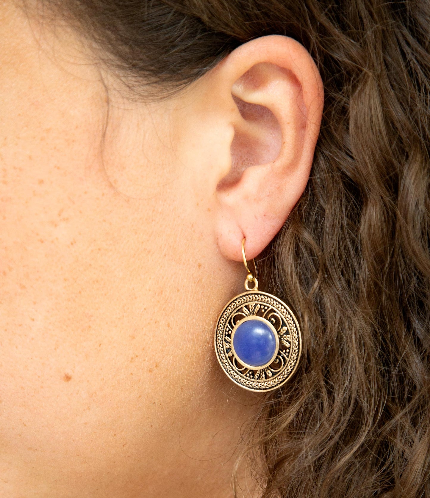 Ohrhänger mit blauem Achat und goldenen Details