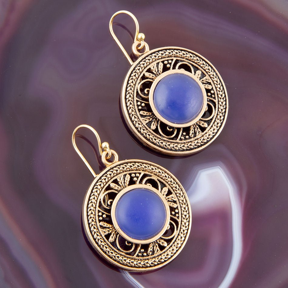 Ohrhänger mit blauem Achat und goldenen Details