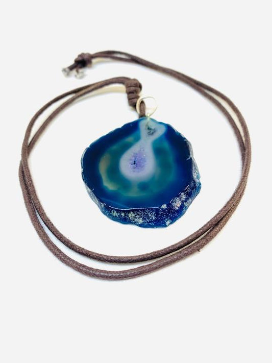 Collier pendentif en tranche d'agate bleue avec cordon en cuir réglable