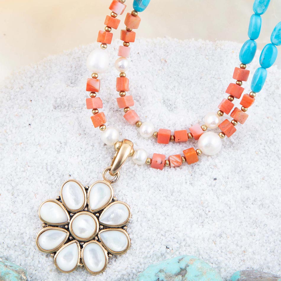 Pendentif et collier en nacre hibiscus bleu et blanc