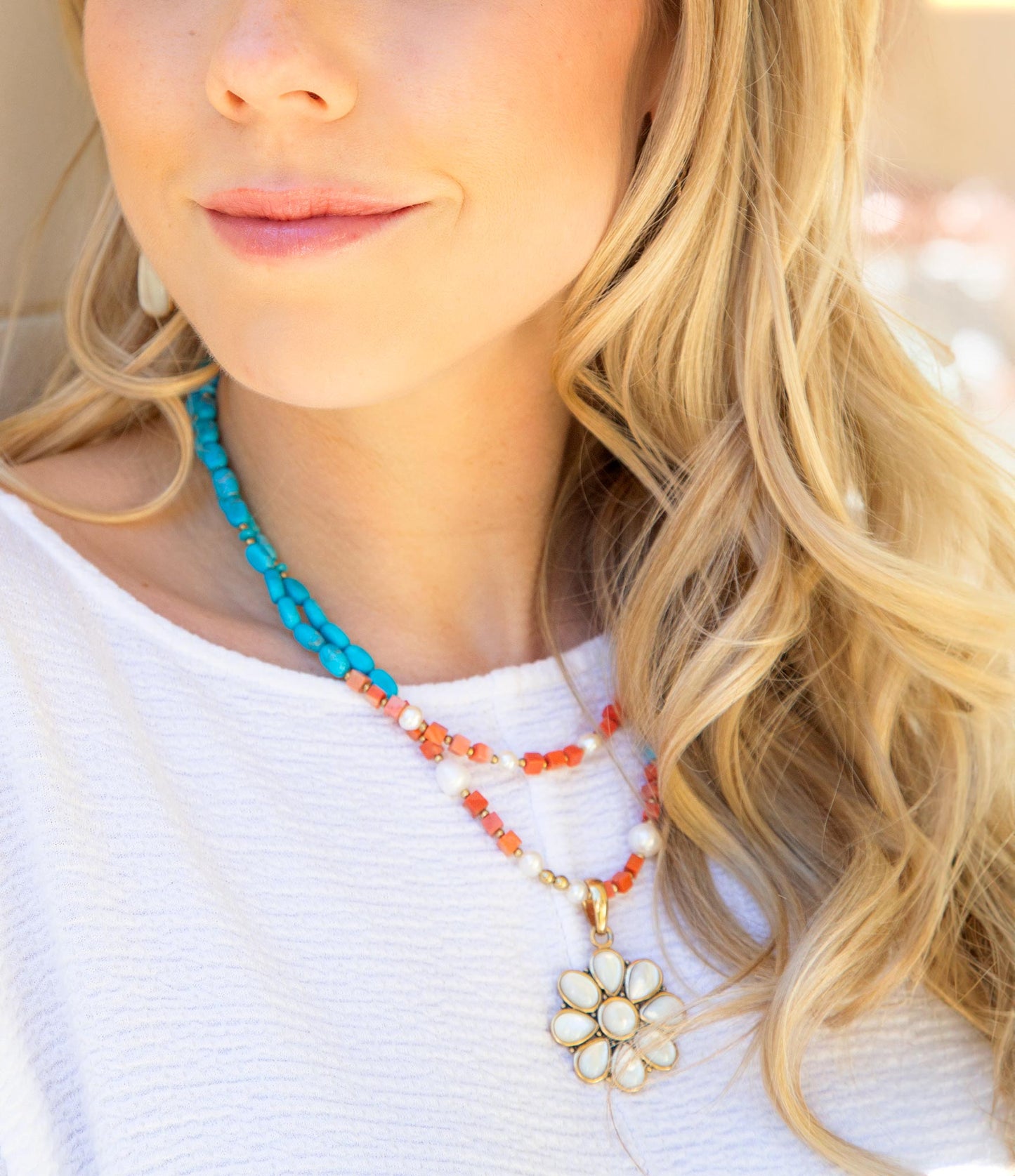 Pendentif et collier en nacre hibiscus bleu et blanc