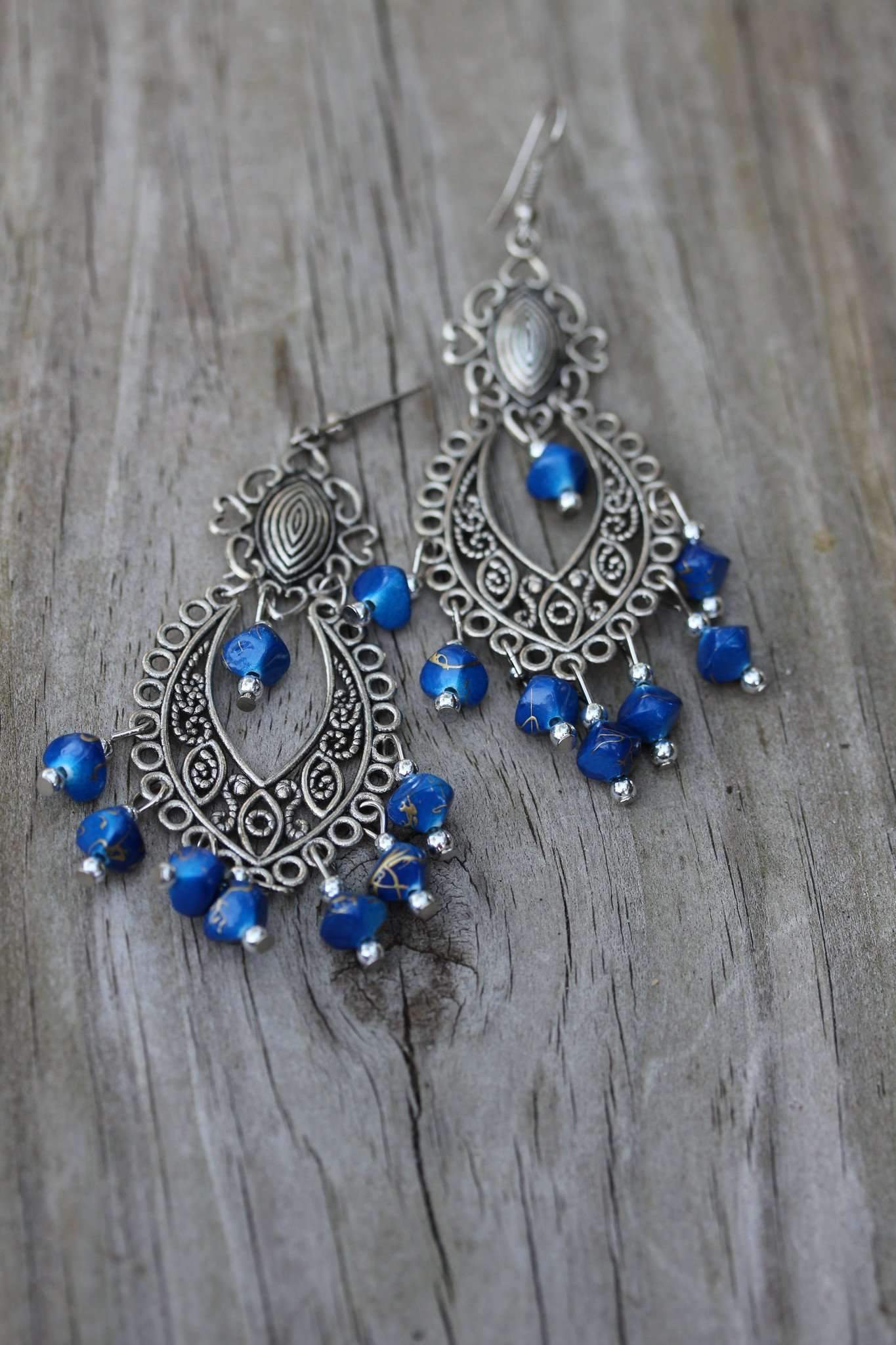 Boucles d'oreilles pendantes fantaisie en métal argenté et volutes bohème bleues