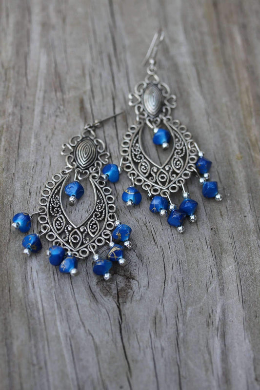 Boucles d'oreilles pendantes fantaisie en métal argenté et volutes bohème bleues