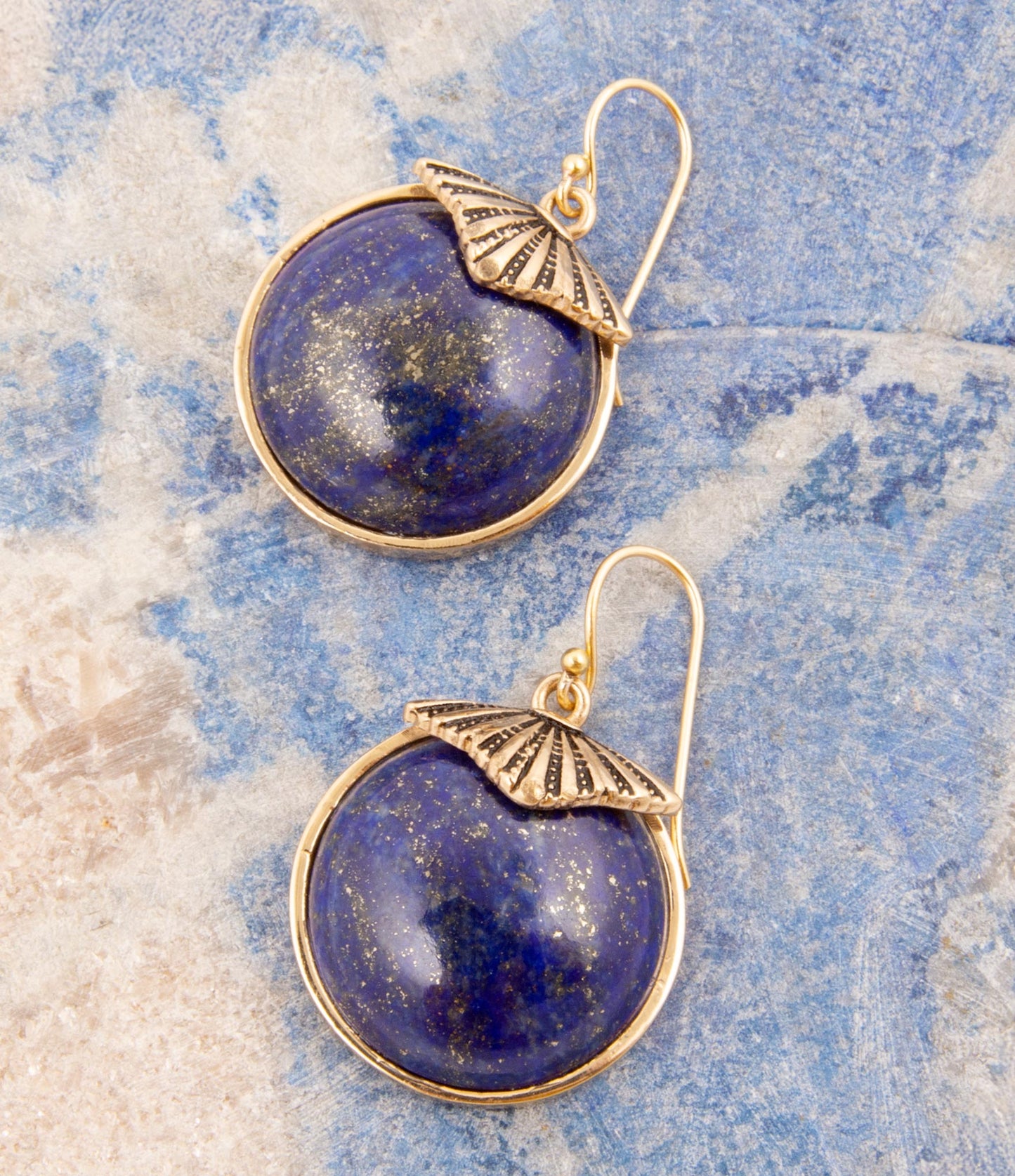 Blaue Lapiskreis-Ohrringe mit goldenem Tropfen