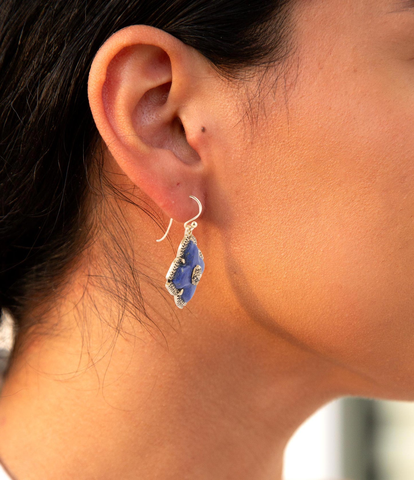 Boucles d'oreilles pendantes croix maltaise dorée lapis-lazuli bleu