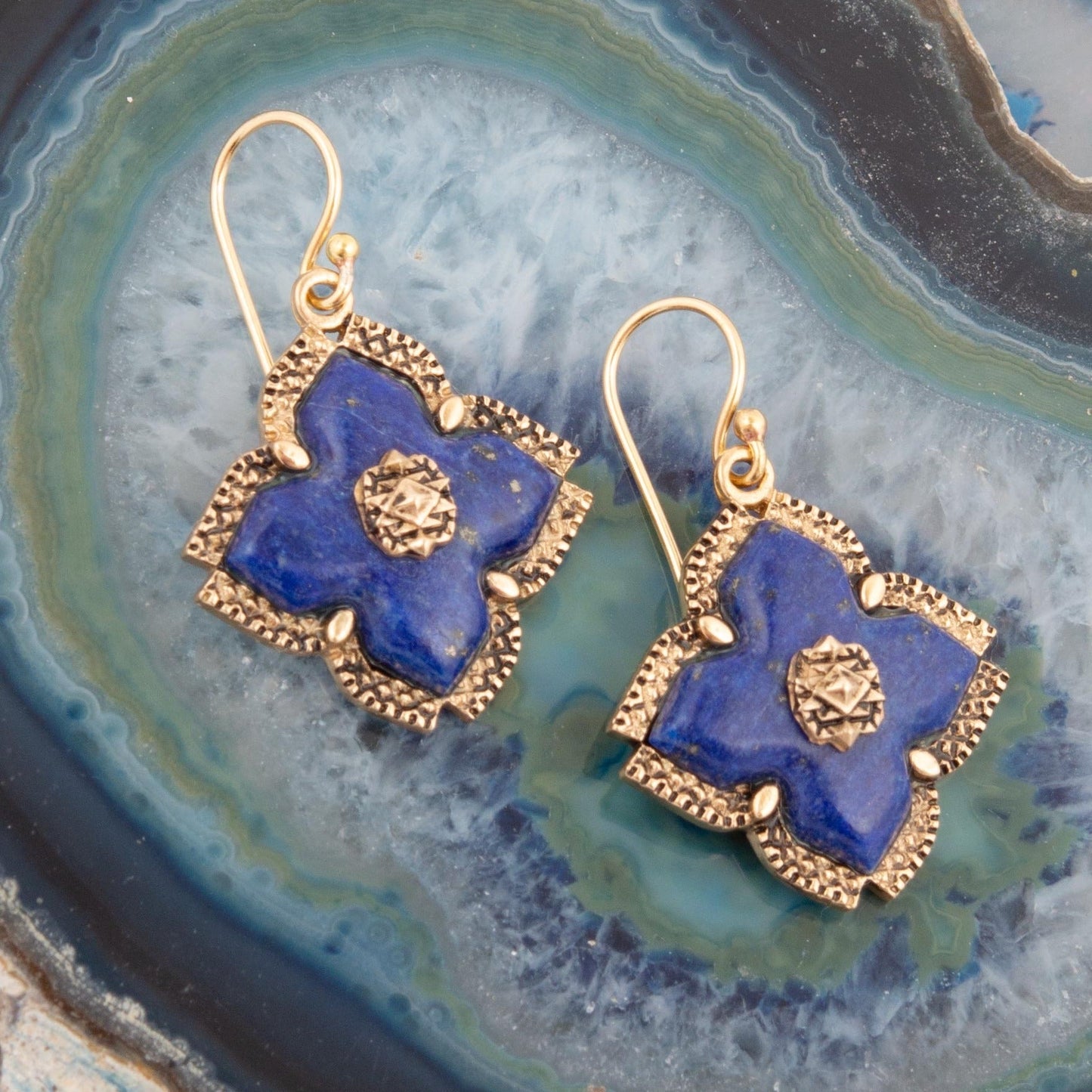 Boucles d'oreilles pendantes croix maltaise dorée lapis-lazuli bleu