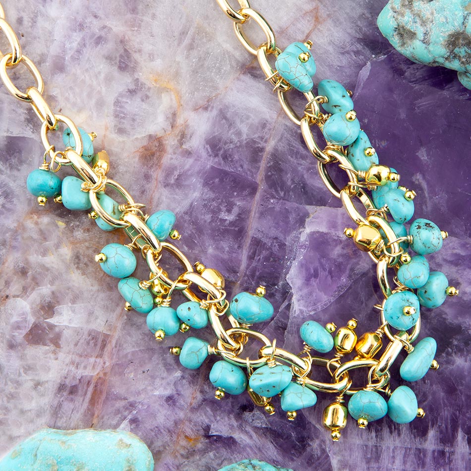 Halskette mit goldenem Kettchen und blauen Magnesitsteinen