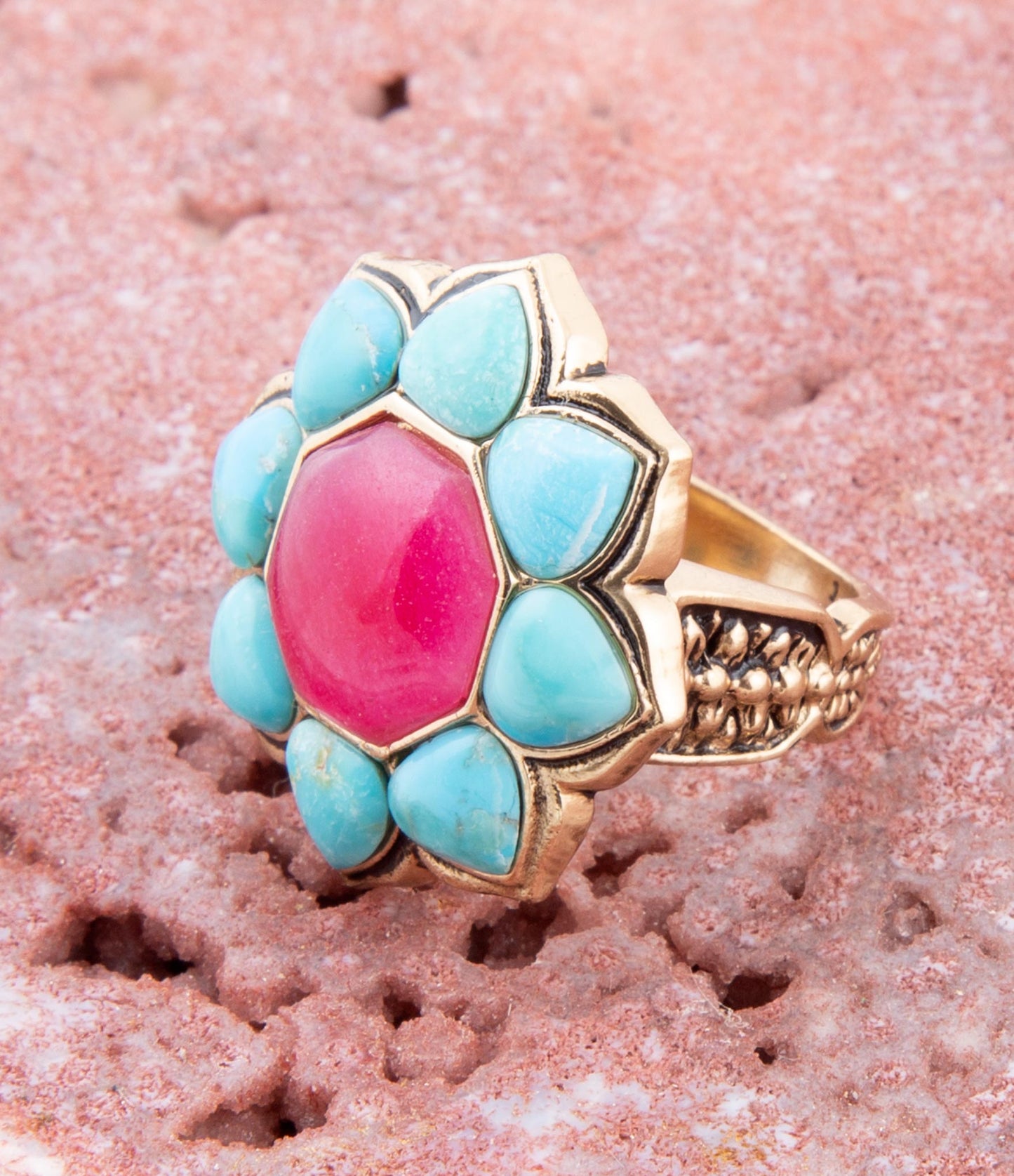 Ring mit blauer Türkis- und roter Quarzblume in Goldfassung
