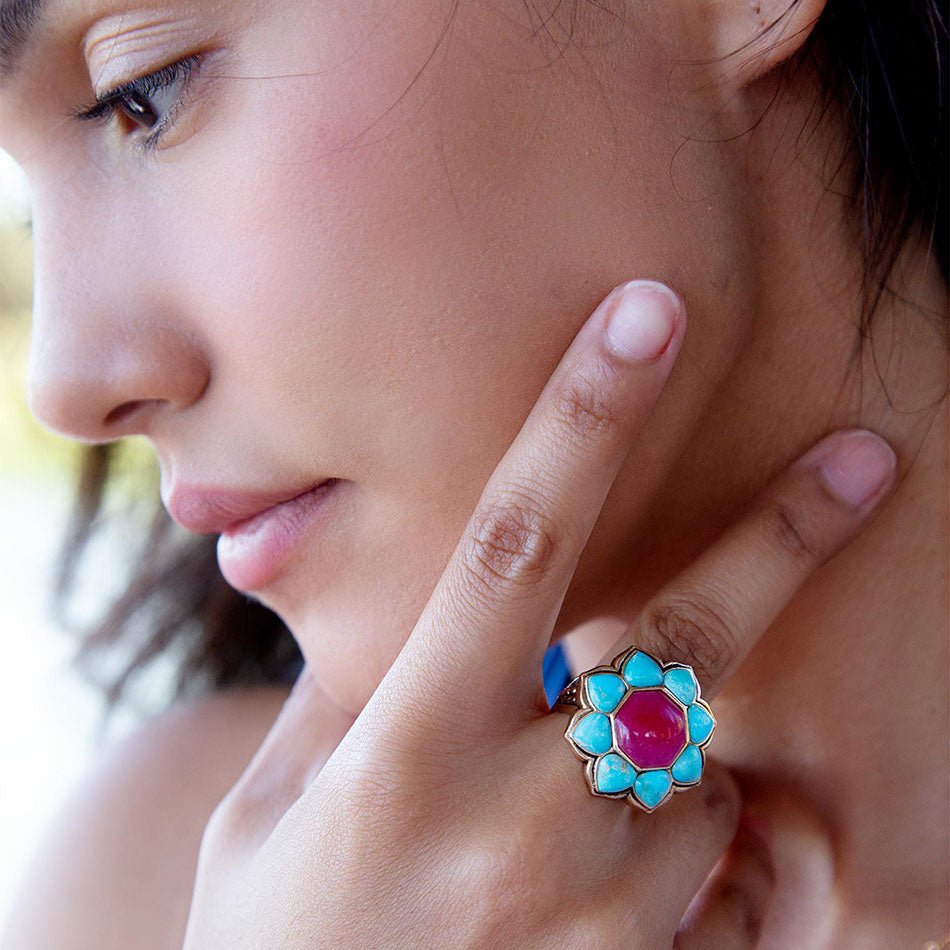 Ring mit blauer Türkis- und roter Quarzblume in Goldfassung