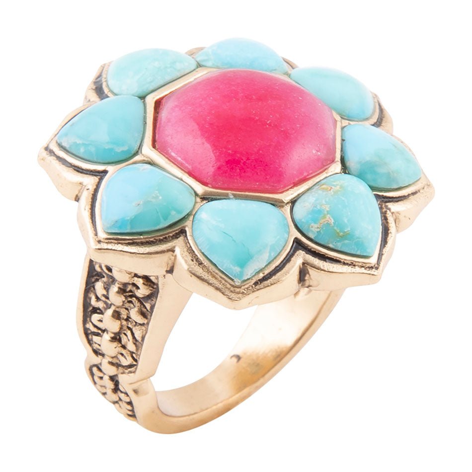 Ring mit blauer Türkis- und roter Quarzblume in Goldfassung