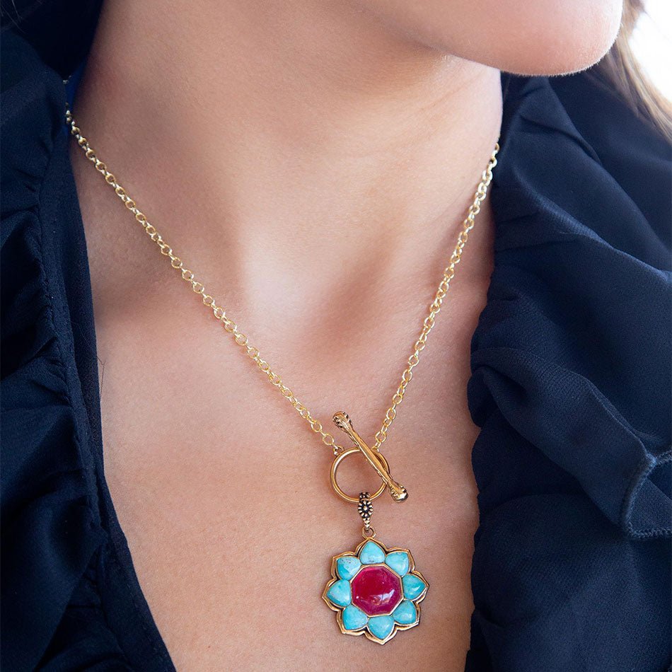 Halskette mit blauer Türkis- und roter Quarz-Goldkette