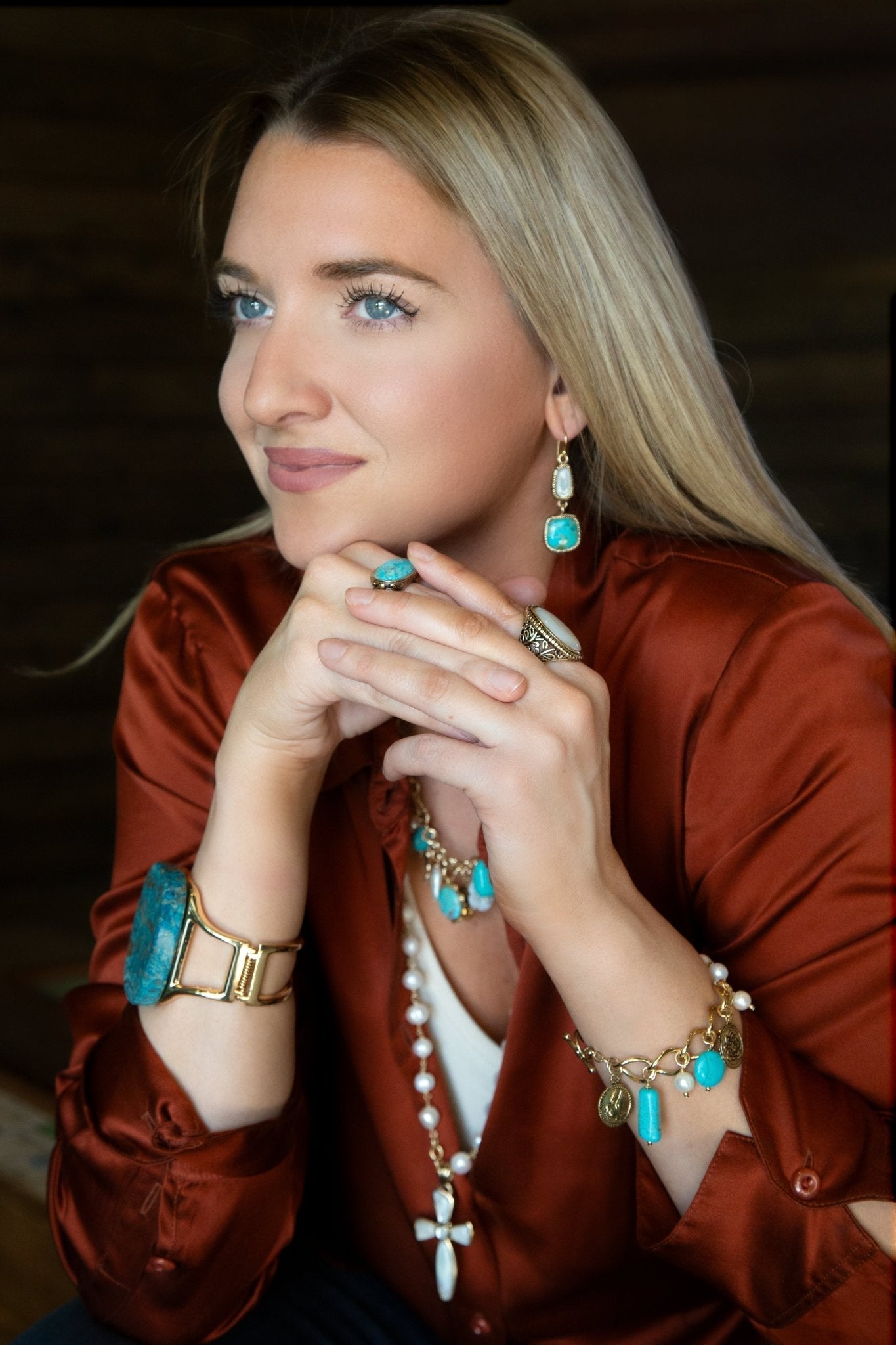 Blau Türkis und Weiße Perle Multi Charm Goldenes Armband