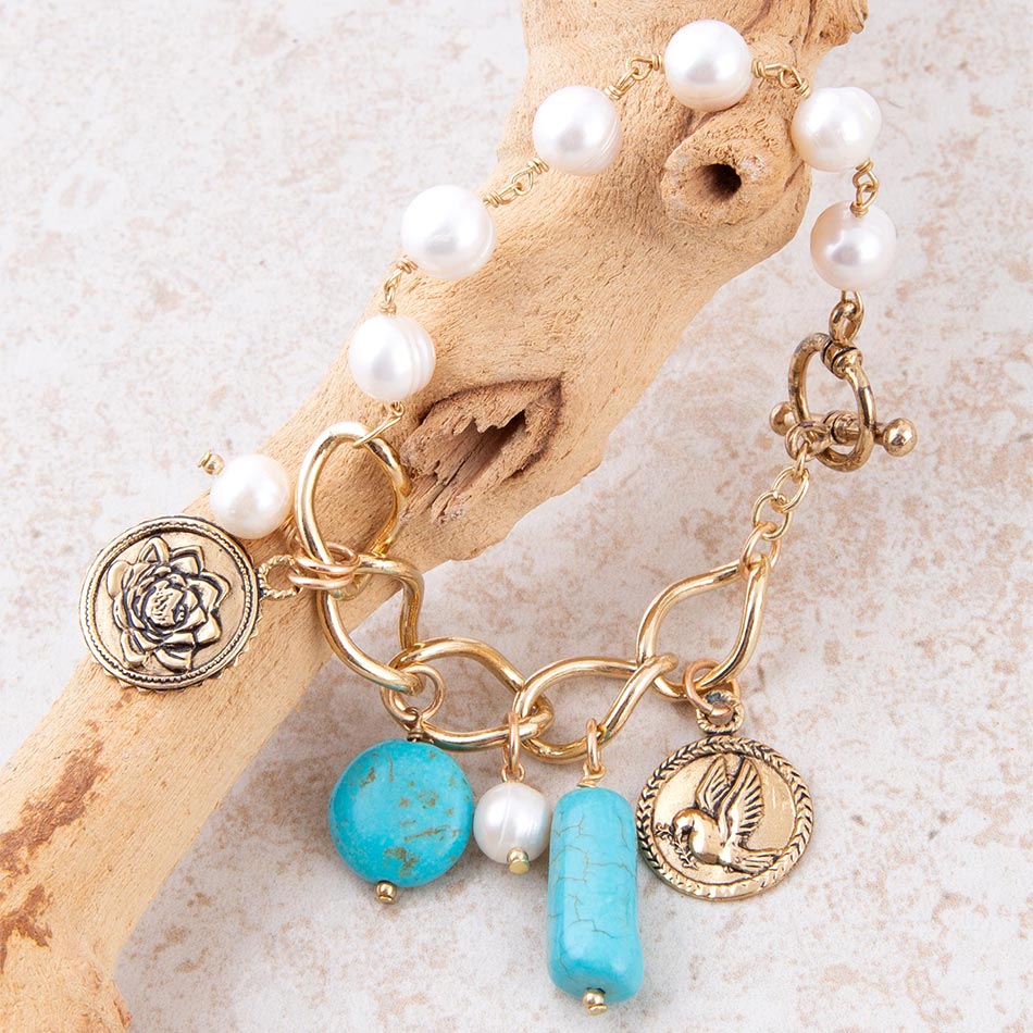 Blau Türkis und Weiße Perle Multi Charm Goldenes Armband