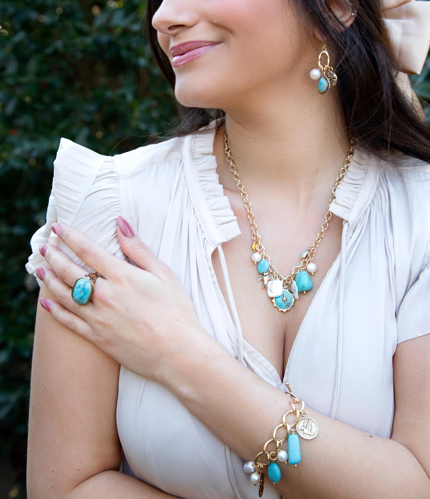 Blau Türkis und Weiße Perle Multi Charm Goldenes Armband