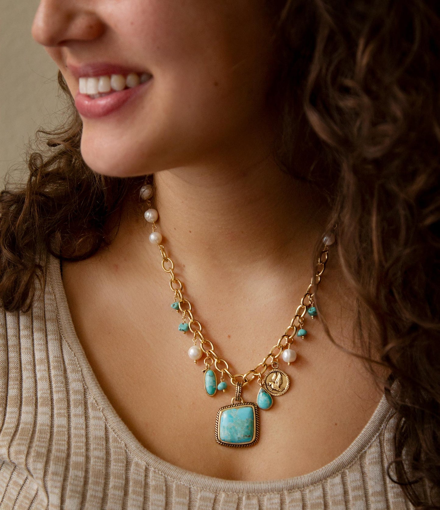 Goldkette mit mehreren Anhängern aus blauem Türkis und weißen Perlen