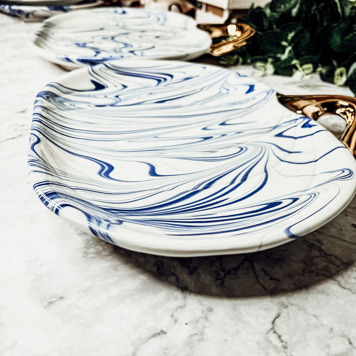 Blau-weiße Marmor-Kürbis-Servierplatten 2er-Set mit goldenem Stiel