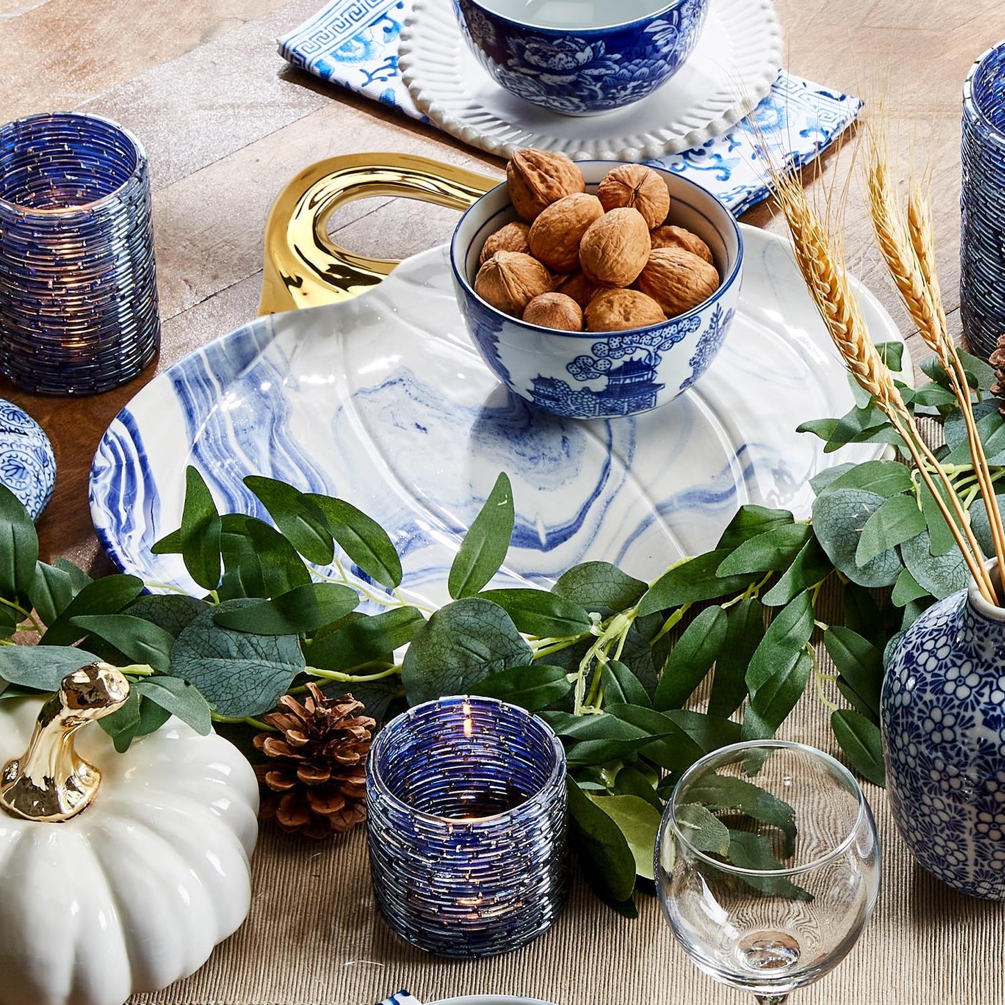 Blau-weiße Marmor-Kürbis-Servierplatten 2er-Set mit goldenem Stiel