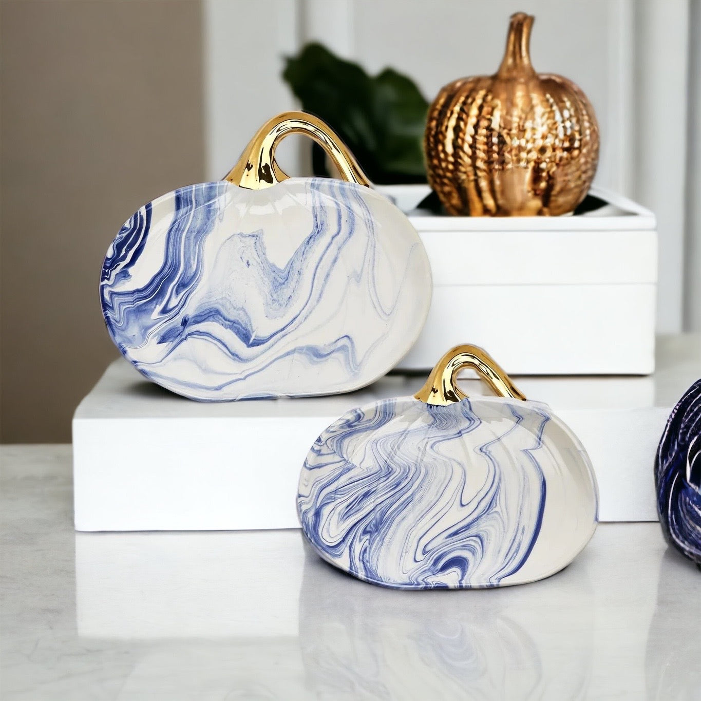 Blau-weiße Marmor-Kürbis-Servierplatten 2er-Set mit goldenem Stiel
