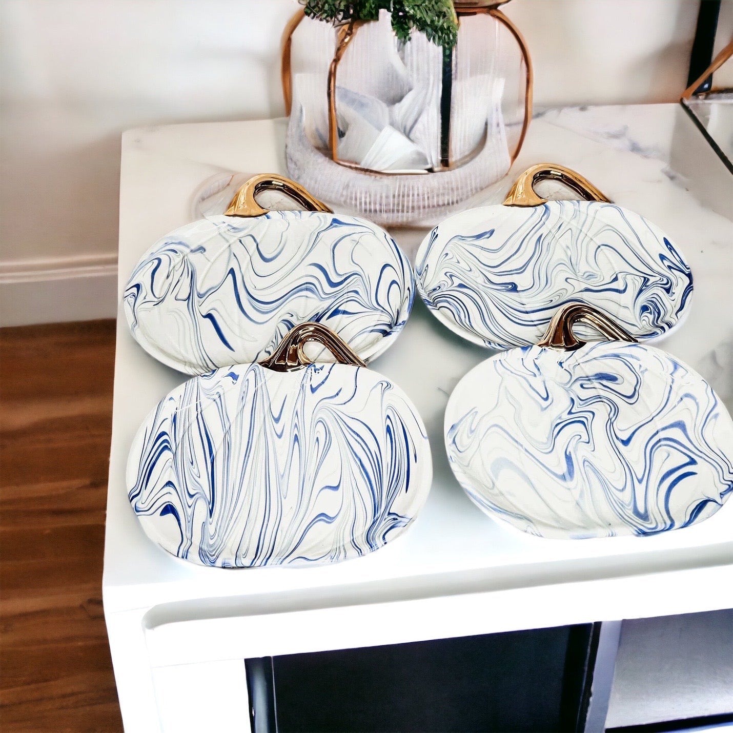 Blau-weiße Marmor-Kürbis-Servierplatten 2er-Set mit goldenem Stiel