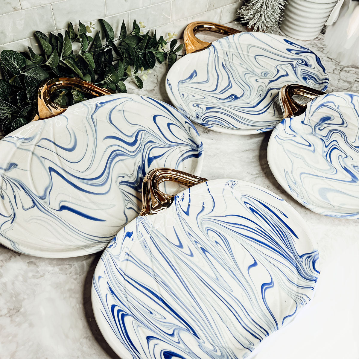 Blau-weiße Marmor-Kürbis-Servierplatten 2er-Set mit goldenem Stiel