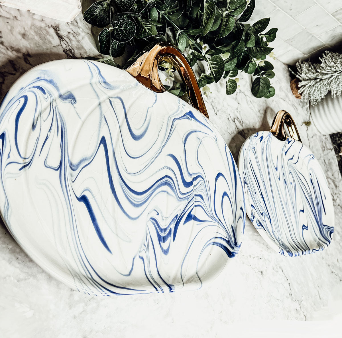 Blau-weiße Marmor-Kürbis-Servierplatten 2er-Set mit goldenem Stiel