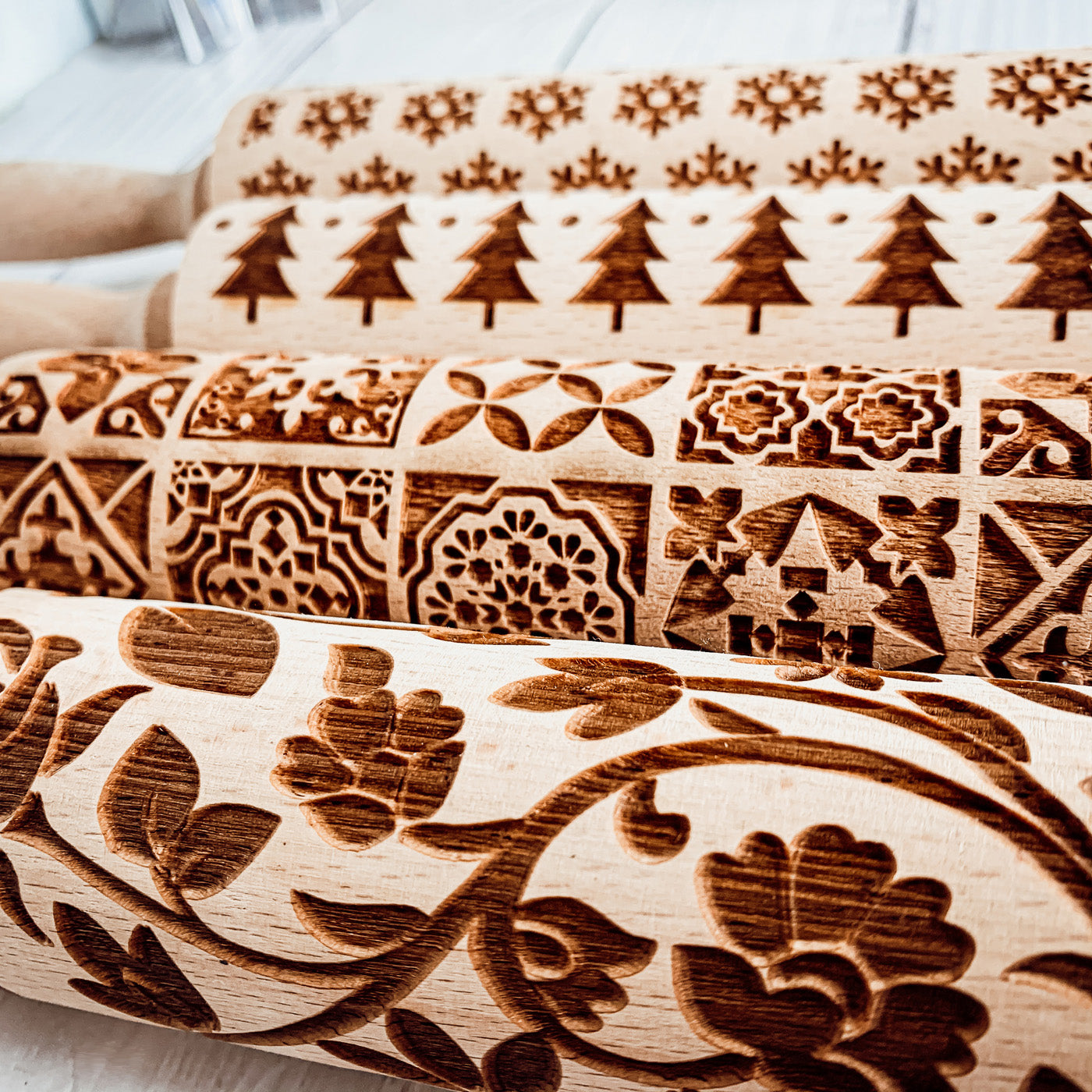 Nudelholz-Set in Geschenkbox – 5 gemusterte Backrollen, kinderfreundlich, aus Holz