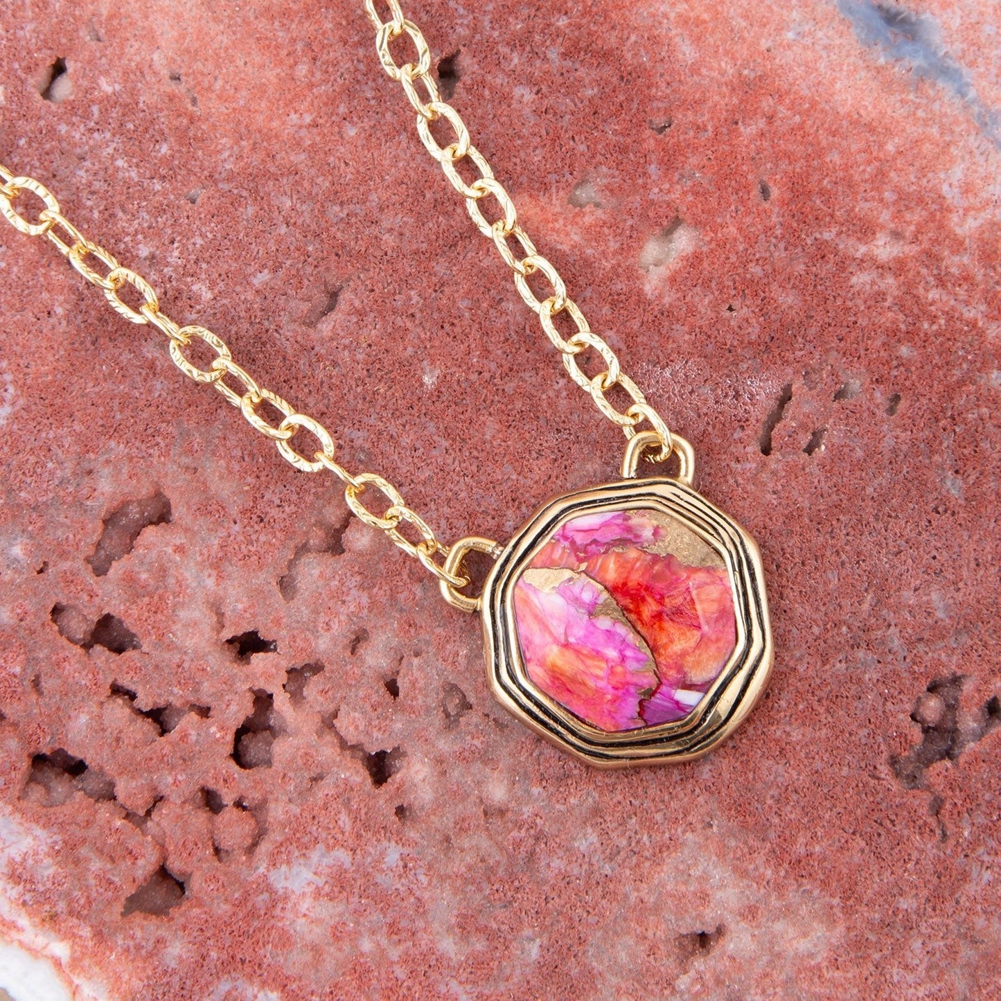 Collier Pendentif Luca Rose Magenta avec Huître Épineuse Dorée