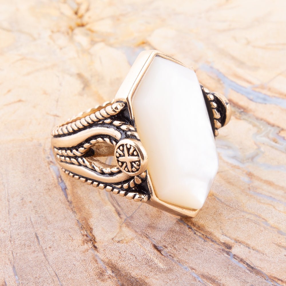 Bague en Nacre Blanche et Bronze Doré