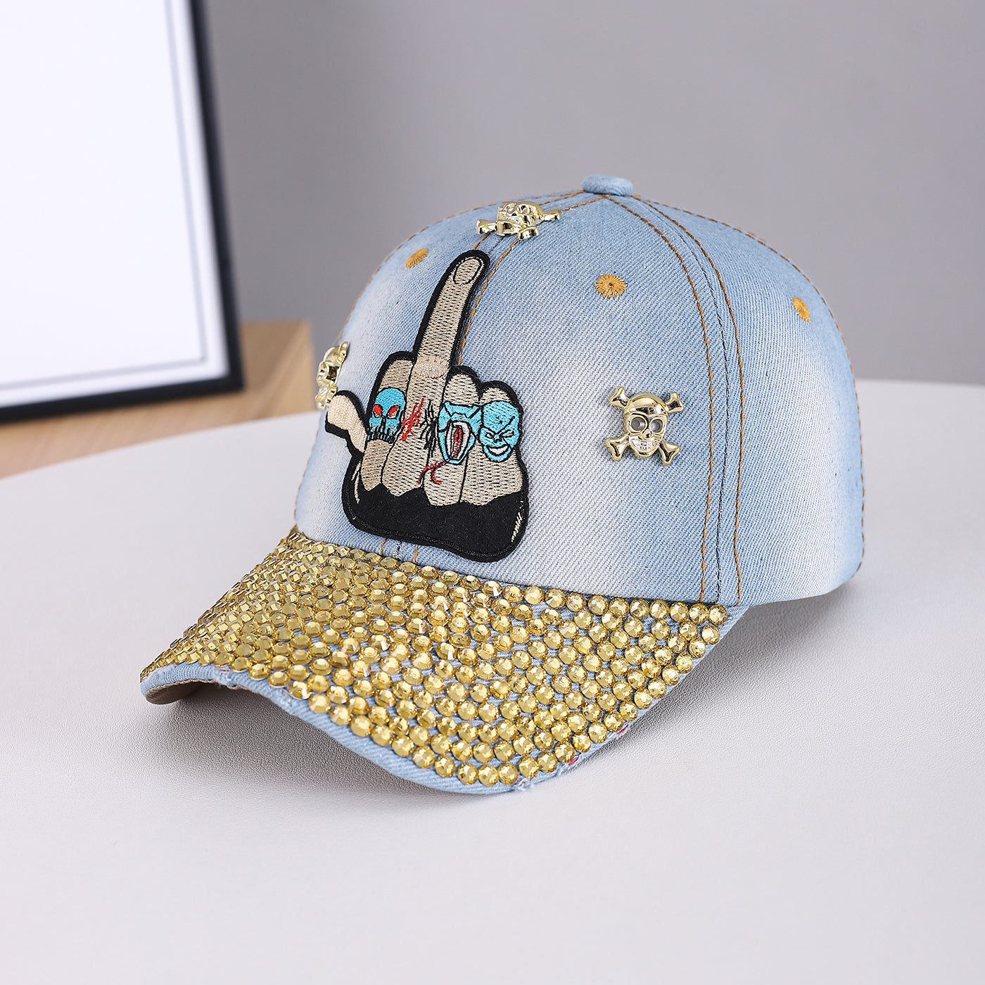 Men's And Women's Matching Metal Skull Embroidered Cap With Diamond-Studded Brim - A Unique Dark Style Flat Brim Hat Suitable For Streetwear And Casual Party Attire