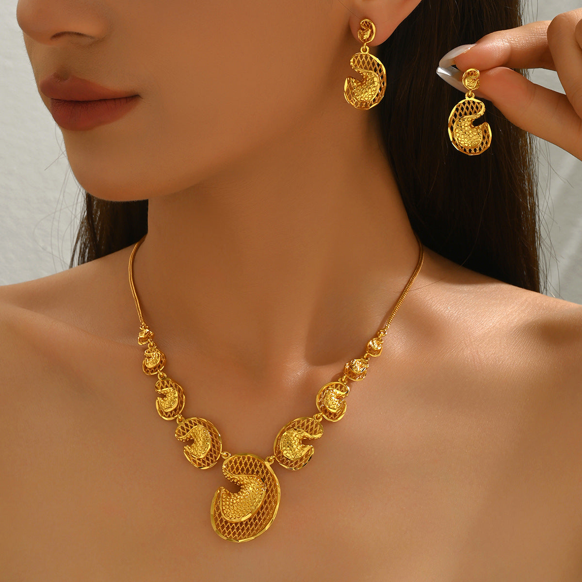 Hot Selling Cross-border European American Women 2Pcs Jewelry Set, Niche Electroplated Gold Metal Design, Light Luxury Matching Necklace & Earrings For Ladies