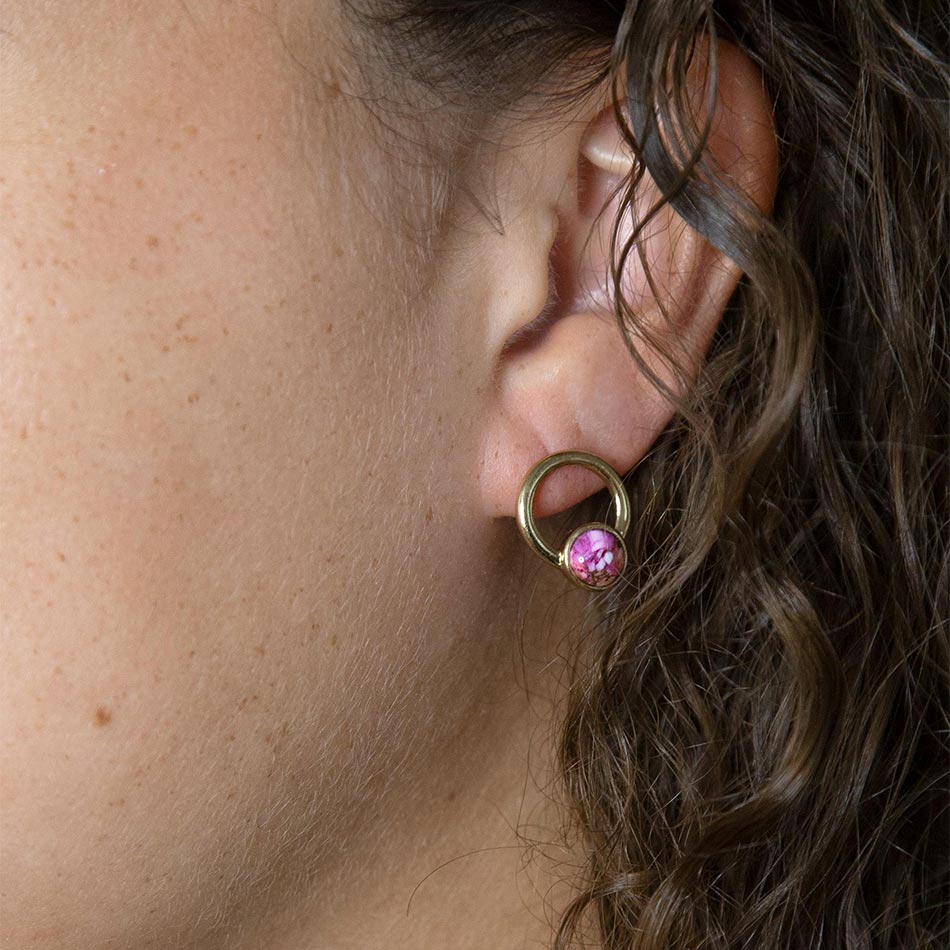 Boucles d'oreilles pendantes Calgary, matrice d'huître épineuse rose, monture dorée