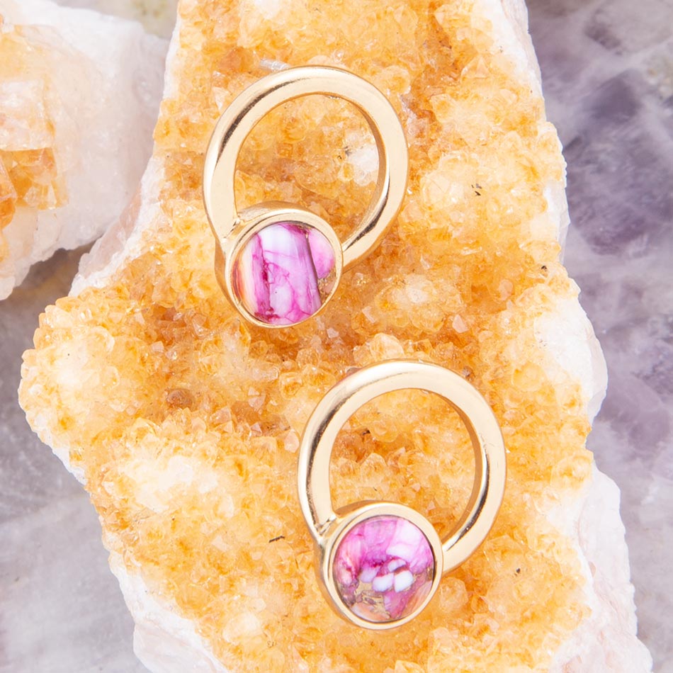 Boucles d'oreilles pendantes Calgary, matrice d'huître épineuse rose, monture dorée