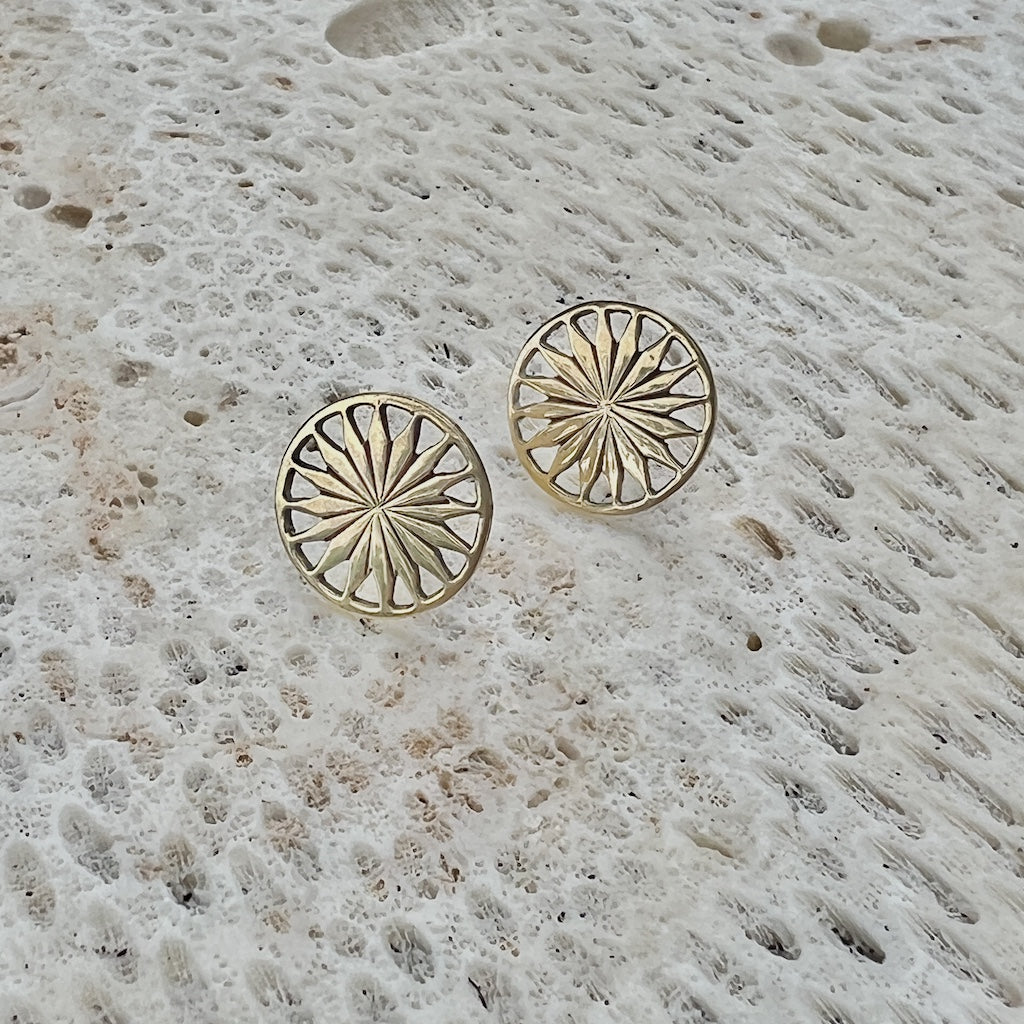 Boucles d'oreilles clous soleil minimalistes en laiton recyclé (Cambodian Sunshine Stud Earrings Recycled Bombshell Brass Minimalist Sun Studs)