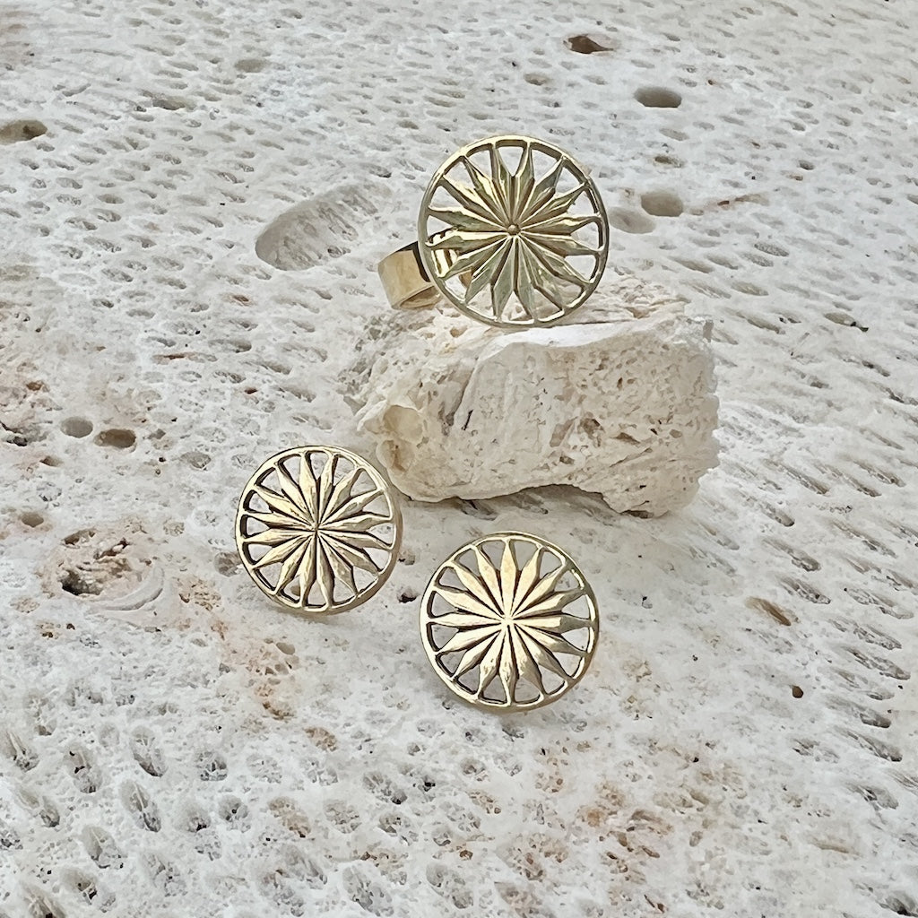 Boucles d'oreilles clous soleil minimalistes en laiton recyclé (Cambodian Sunshine Stud Earrings Recycled Bombshell Brass Minimalist Sun Studs)
