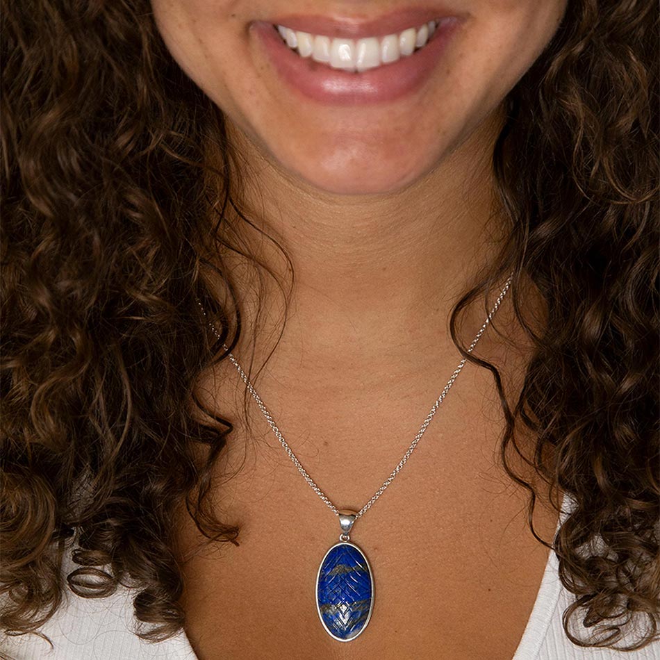 Halskette mit Anhänger aus geschnitztem blauen Lapislazuli und Sterlingsilber