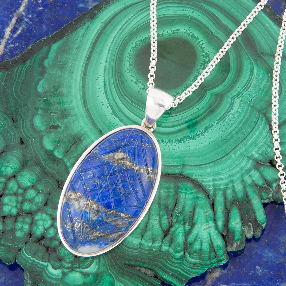 Halskette mit Anhänger aus geschnitztem blauen Lapislazuli und Sterlingsilber