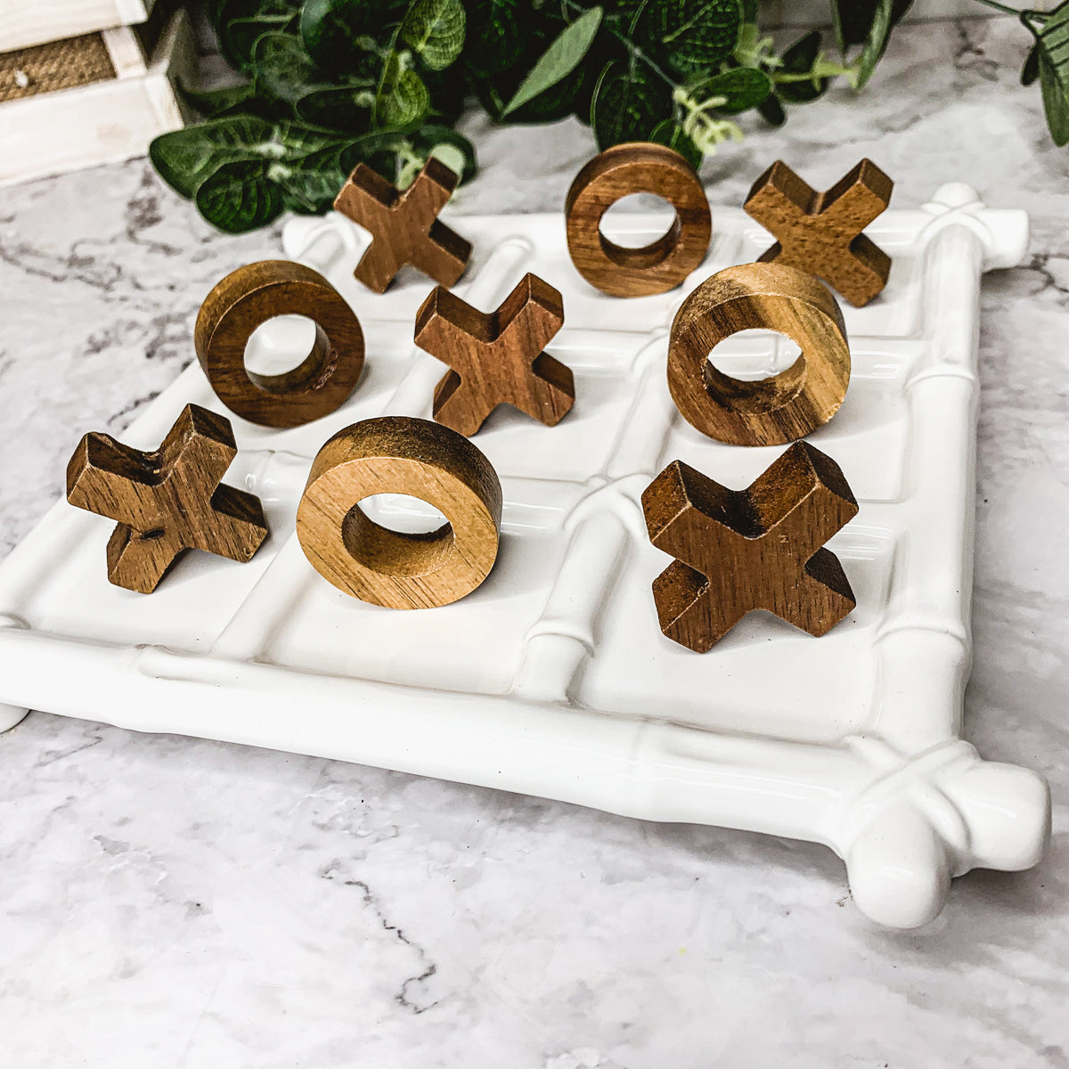 Keramik-Tic-Tac-Toe-Spiel, Bambus-Imitat-Brett mit Akazienholzfiguren, Deko