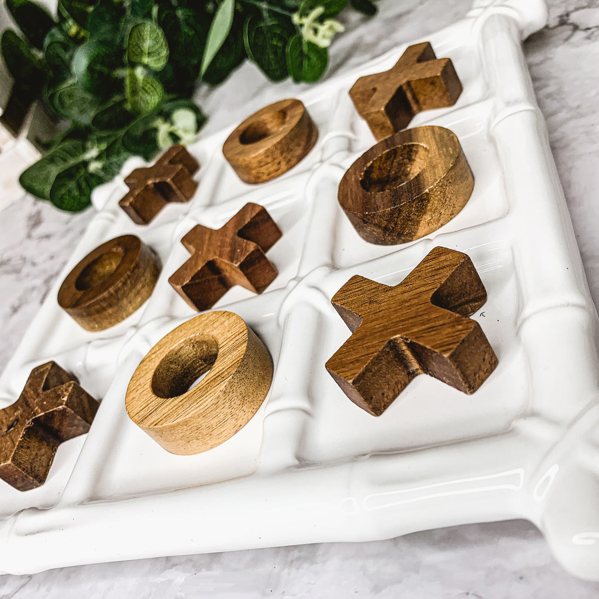 Keramik-Tic-Tac-Toe-Spiel, Bambus-Imitat-Brett mit Akazienholzfiguren, Deko