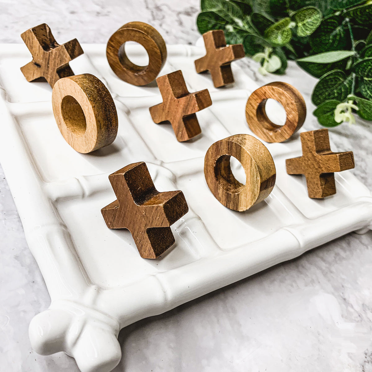 Keramik-Tic-Tac-Toe-Spiel, Bambus-Imitat-Brett mit Akazienholzfiguren, Deko