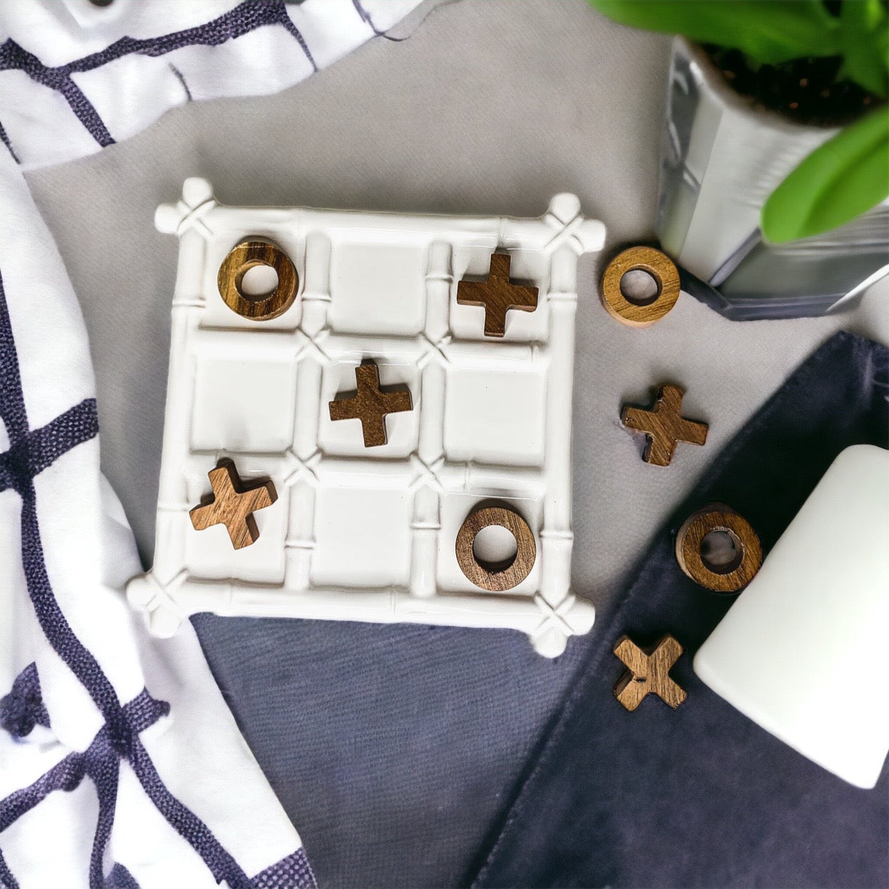 Keramik-Tic-Tac-Toe-Spiel, Bambus-Imitat-Brett mit Akazienholzfiguren, Deko
