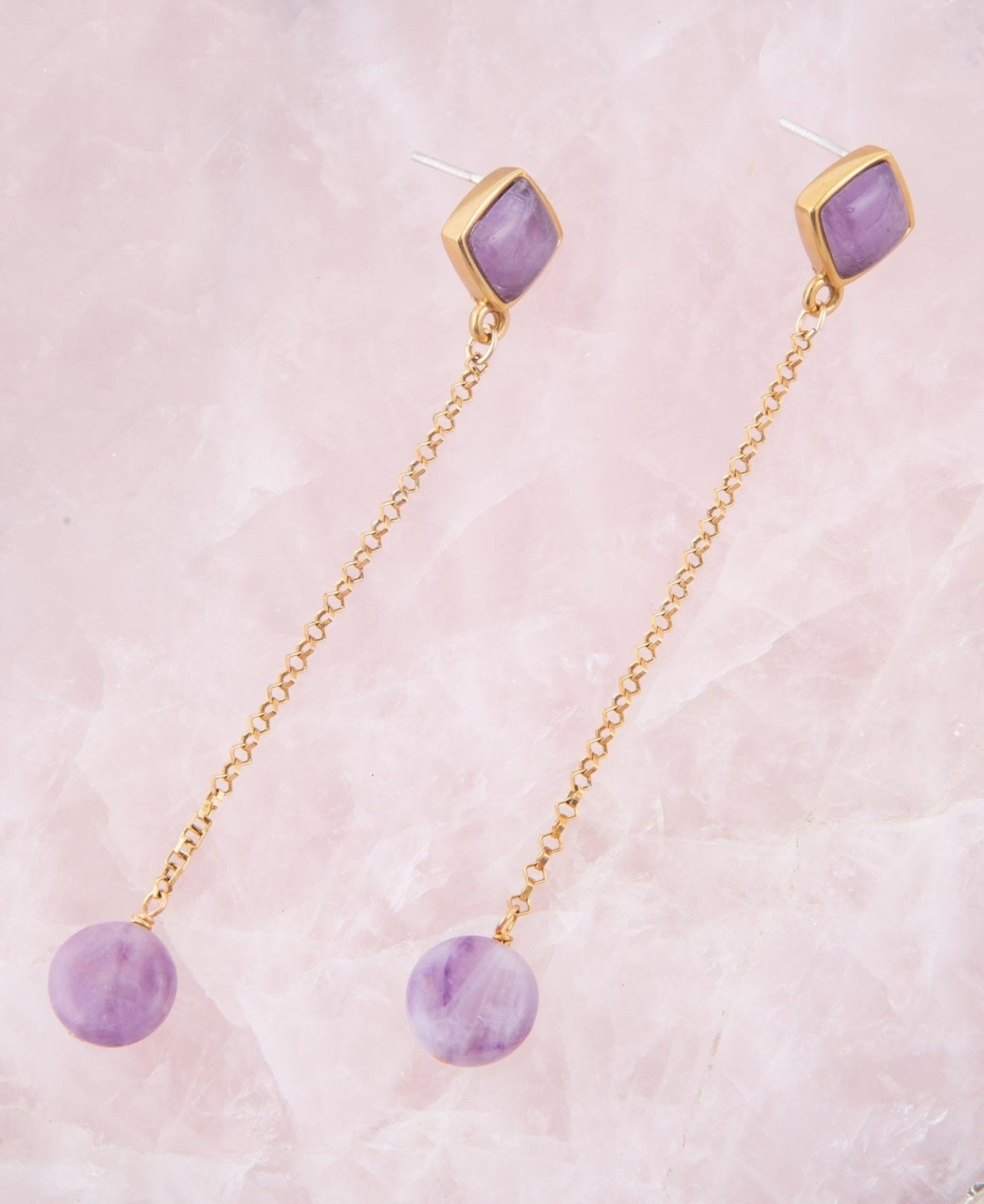 Gefesselte lila Amethyst- und goldene Bronze-Ohrringe
