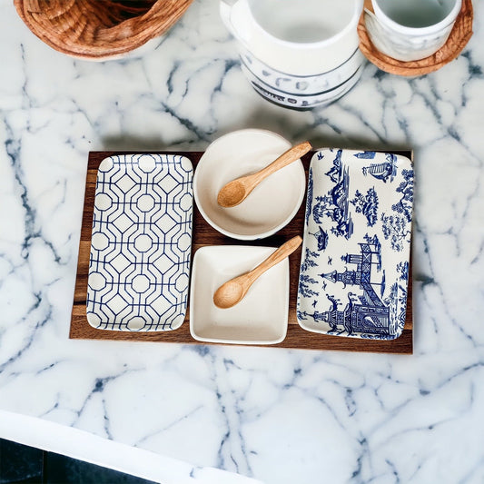Service de tapas Chinoiserie 7 pièces en porcelaine bleu et blanc mat avec plateau en acacia